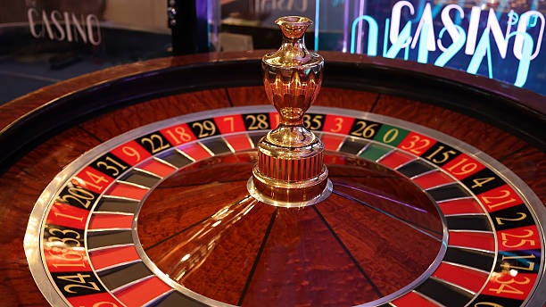 mamak mobile app home screen showing slot games and live tables