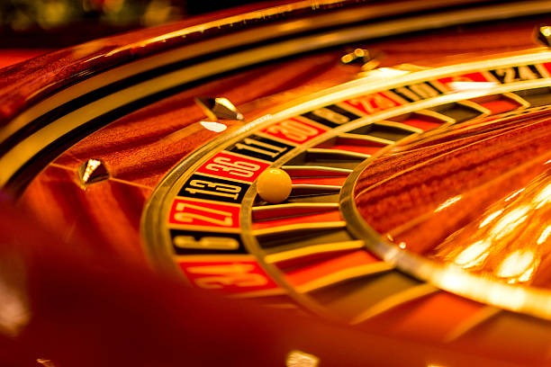 Live Sic Bo dealer studio with three dice and betting interface on mamak platform
